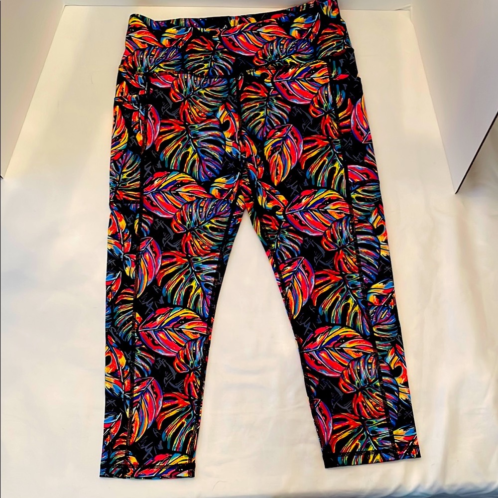 CVG Tropic Like it’s Hot Capris. NWOT